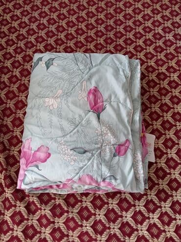 İşıqlandırma: Açıq mavi rəngli üzəri güllü naxışlı orta qalınlıqda sintefon yorğan 1 — 2