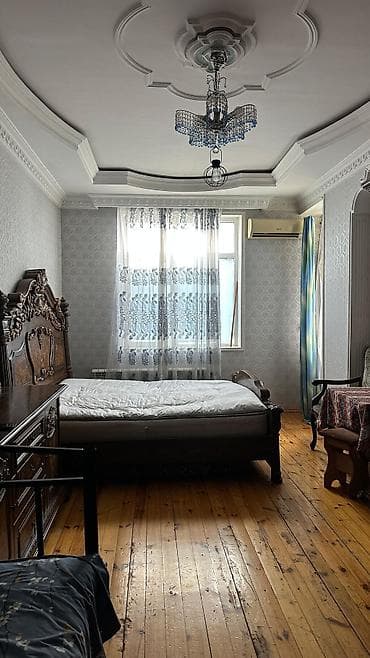 Geniş və işıqlı mənzil interyeri - Klassik dizaynlı geniş zal