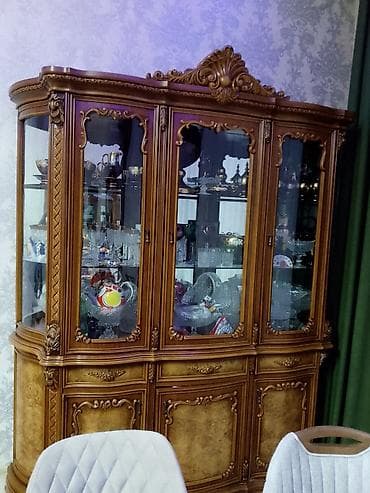 Klassik üslublu yemək otağı dəsti – vitrin şkaf və konsol-güzgü