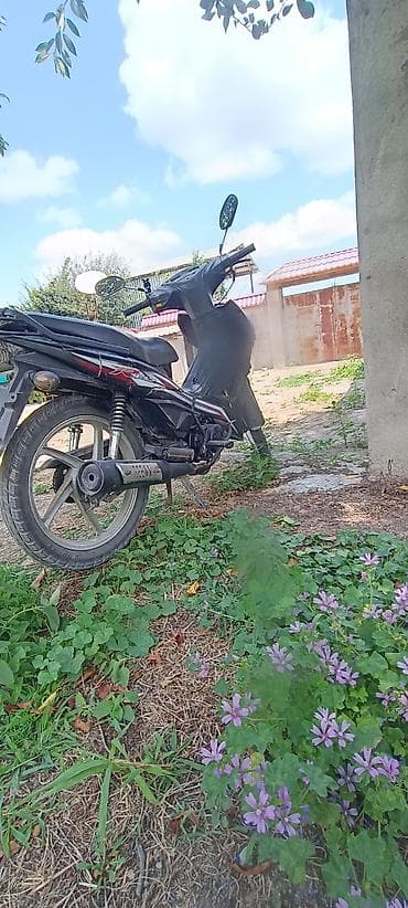 yan güzgü s: Skuter-tip motosiklet təcili satılır - Kuzov rəngi: qara, qırmızı-ağ — 1