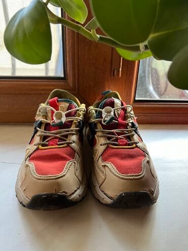 usaq yellencekleri ve qiymetleri: Olcu 33, geyinilib80 azn alinib 10 azn satilir — 1