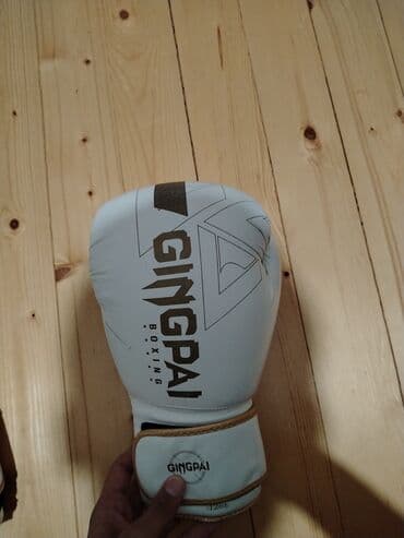 boks elcekleri: Ağ rəngdə "GINGPAI BOXING" brendinin boks əlcəkləri, məşq və ya döyüş — 5