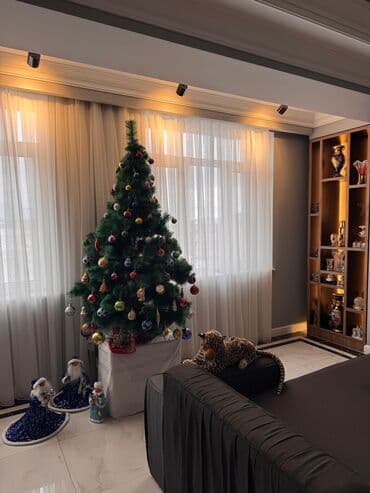 şaxta baba paltarı kirayə: Süni Şam Ağacı – bəzəkli dəst - Təxminən 1.75 - 1.80 m hündürlükdə — 1