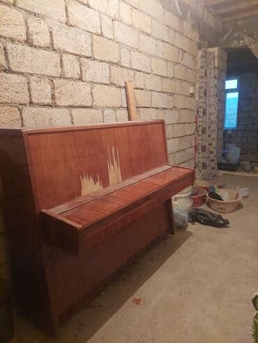 Pianolar: Upright pianino - Klassik akustik upright pianino, taxta korpus - Üst — 1