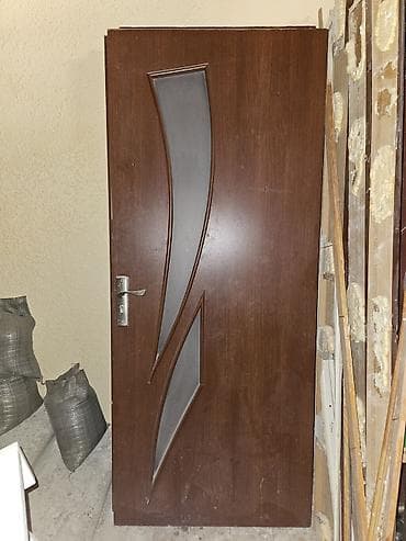 Потолок: 3 ədəd daxili otaq qapısı,işlənmişdir.Qapılardan birinin kilid hissəsi — 6