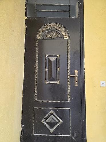 qapi ucun setkalar: Dəmir giriş qapısı – dekorativ naxışlı, şaquli vitrajlı üstlük — 2