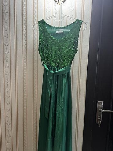 Zümrüd yaşılı rəngdə uzun gecə/furaj paltarı. 1 dəfə geyinilib 4-5