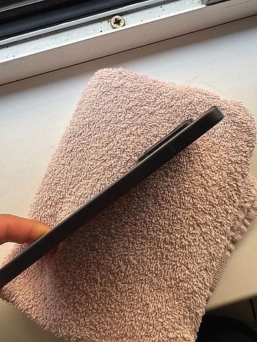 philips xenium 9@9s: Smartfon – qara rəng - Ön panel: tam ekran, sol yuxarıda “punch‑hole” — 5