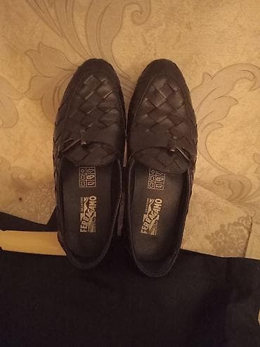 Səndəl və şəp-şüplər: Gencede satilir deri Ferragamo ayaqabi toxuma naxışlı, qara rəng 90azn — 3