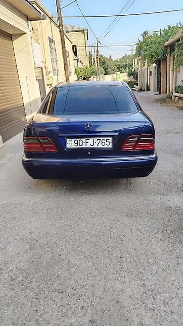disk kalpaklar: Mercedes‑Benz E‑Class (W210), sedan, tünd göy rəng. Xüsusiyyətlər: - — 3