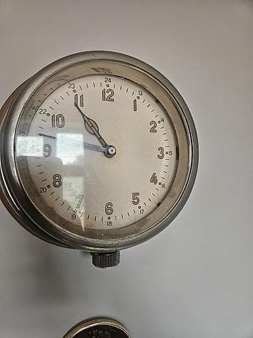 l herfi bezekli: Divar saatları, Mexaniki — 3