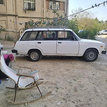 lada oturacaqlar: Lada 2104 universal, ağ rəng. - Kuzov: 5 qapılı universal gövdə, iri — 4