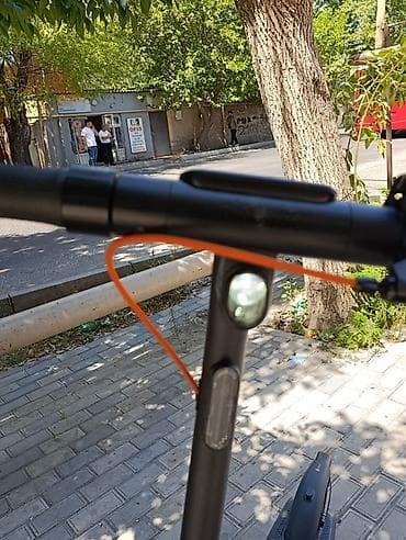 electro gitara: Ninebot elektrik skuter. Qara rəngli, minimal və müasir dizayna malik — 2