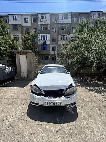 teker type 0: Chevrolet Lacetti, ağ rəng, sedan kuzov. Texniki xüsusiyyətlər: - — 2