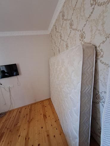 İstifadə olunmuş matras satılır vəziyyəti normaldı, ölçüləri 180.santı — 3
