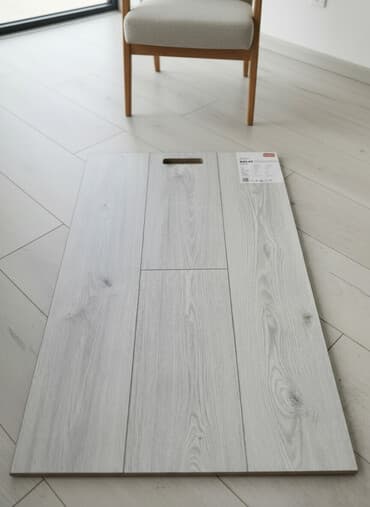 hamam kafel dizayni: Açıq boz rəngdə laminat döşəmə paneli. Taxta görünüşü interyerə təbii — 1