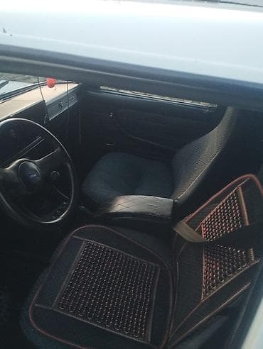 mtz 80 kabina: VAZ 2107 sedan, ağ rəng. - Kuzov: 4 qapılı, klassik kubik — 4