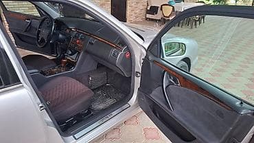 mercedes vito 2011: Mercedes-Benz E-Class: 2 l | 2001 il Sedan — 4