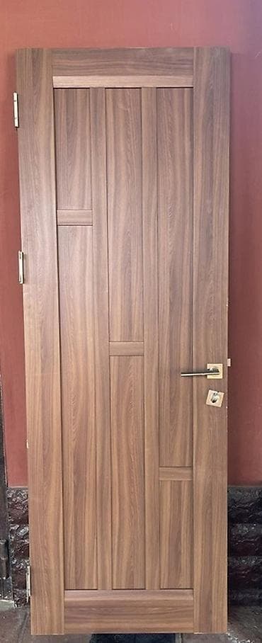 Mənzil üçün qapı. 3 yataq otağı, 1 mətbəx qapısı. Eni 94sm, uzunluğu 2 — 1