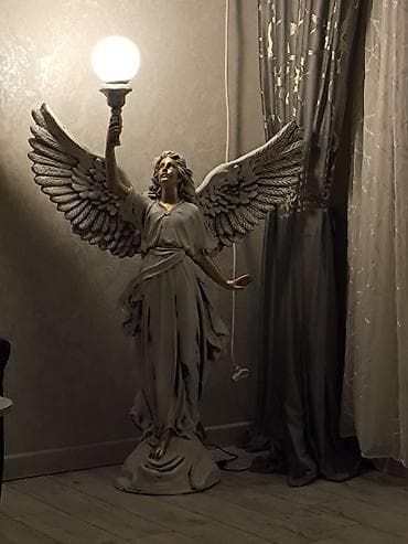Mələk fiqurlu döşəmə lampası - Dizayn: Qanadlı mələk heykəli