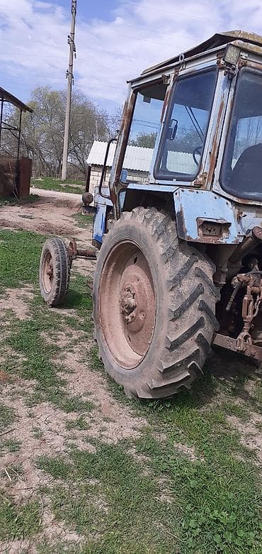 traxtır satışı: MTZ Belarus traktoru və arxa qoşulan saman yığan/pressləyən avadanlıq — 2