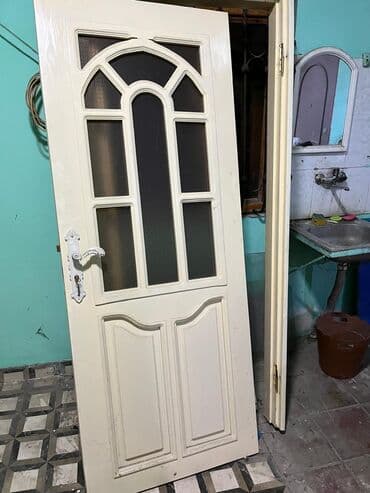 ev qaplsl: Ağ rəngdə, şüşəli daxili otaq qapısı. Qapının yuxarı hissəsində — 4