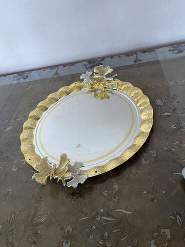 işlənmiş lüstür: Zərif dizaynlı Kənarı kəpənəkli sini. Diametri 37 sm dir . Material — 2