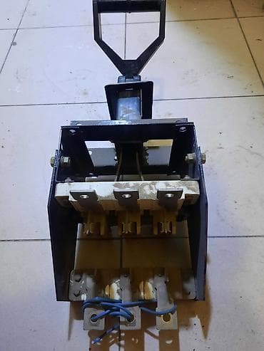 Mexaniki əl qolu ilə idarə olunan 3 qütblü şalter (knife switch) / — 4