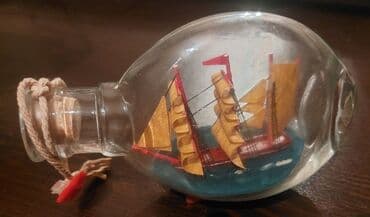Şüşə butulka içərisində taxtadan hazırlanmış gəmi modeli. Gəminin