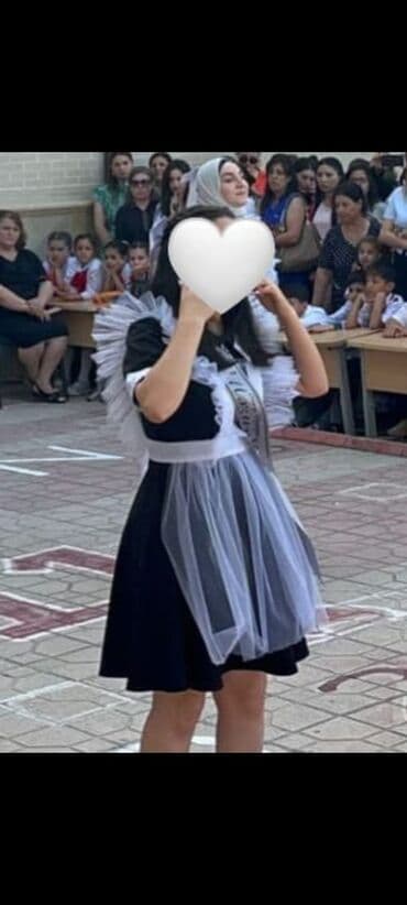 ela mekteb formaları fotoğraflar: - Qara rəngli, dizdən aşağı midi don - Ağ tull və parça detallar — 1