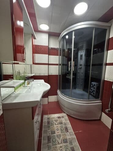 qara qarayev: Mətbəx hissəsində ağ rəngli modul mebellərlə təchiz olunmuş, qara — 5