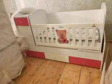 interturan mebel: Uşaq beşiyi – yan dolablı və aşağı çekmecəli model - Rəng: ağ və — 2