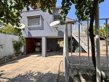 sahil qəsəbəsində evlər: Bağ evi – geniş həyət və teraslı - İki mərtəbəli ev, açıq eyvan və — 11