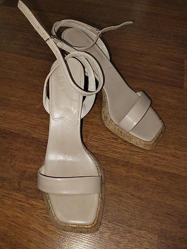 Qadın sandaleti – kvadrat burunlu, qalın dabanlı, nazik kəmərli model