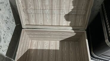 qirmizi perdeler: Rəngli naxışlarla boyanmış taxta sandıq - Material: ağac, iç hissə — 2