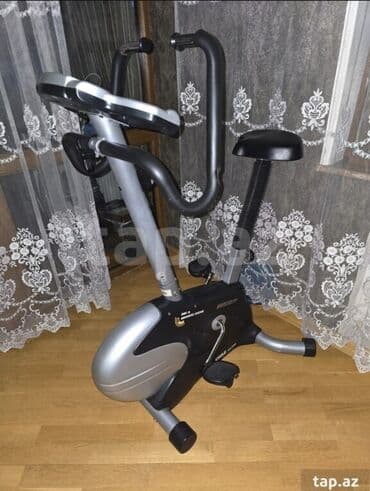 Evdə məşq üçün nəzərdə tutulmuş bu məşq velosipedi gümüşü və qara