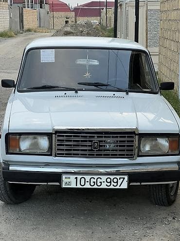 VAZ 2107 sedan – ağ rəngli, klassik kuzov dizaynı ilə. Azərbaycan