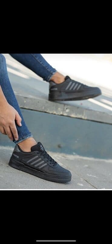 klassik kişi çəkmələri: Kişilər üçün nəzərdə tutulmuş qara rəngli krossovkalar. Bu ayaqqabılar — 2