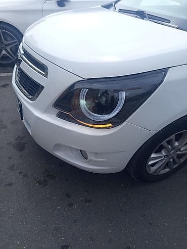 решоткалар: Chevrolet Cobalt – ağ rəngdə sedan Xüsusiyyətlər: - Ön tərəf: xrom ön — 1