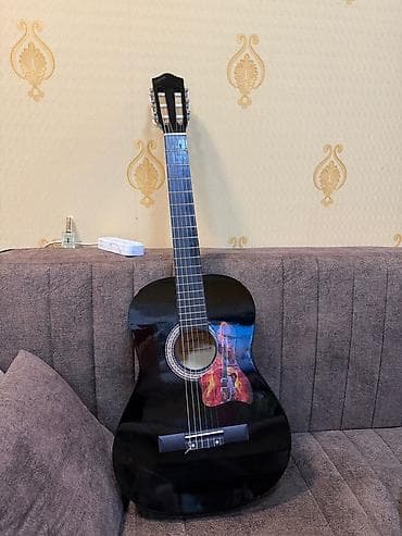 Musiqi alətləri: Klassik gitara – 6 simli, tam ölçü (full-size). - Korpus: parlaq — 1