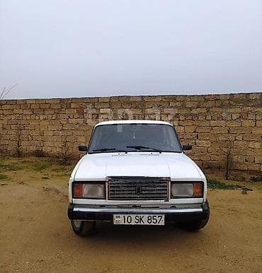 Vaz 2107 sedan - Kuzov: ağ rəng, 4 qapı, xrom ön barmaqlıq və