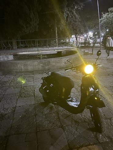 disk kalpak: Şəhər içi rahat hərəkət üçün qara rəngli skuter. Texniki — 4