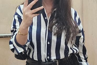 klassik geyim: Mavi-ağ zolaqlı qadın köynəyi - Dizayn: Dikey enli zolaqlar, klassik — 1