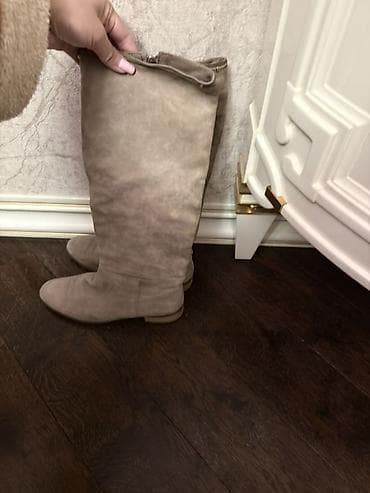 sapaşkilər: Qadın dizə qədər çəhrayı-bej rəngli süet çəkmələr - Material: yumşaq — 2