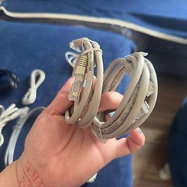 simsiz internet modemleri: İnternet və telefon bağlantısı üçün müxtəlif kabel dəsti. Tərkib: - — 8