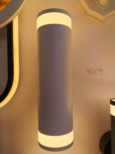 Silindr formalı, boz rəngli divar lampası. Yuxarı və aşağı