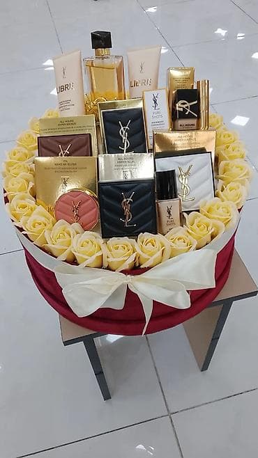 комплект: YSL hədiyyə dəsti – lüks makiyaj və ətir kolleksiyası Məzmun: - YSL — 1