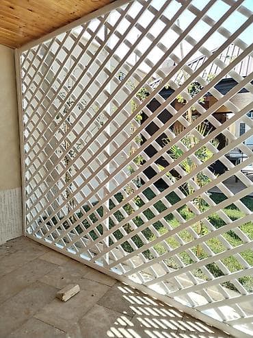 Taxta arakəsmə. Taxta materialından hazırlanır, ağ rəng ilə boyanır