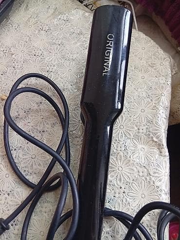 Şəkillərdə görünən qara rəngli saç düzləşdirici, saçların hamarlanması