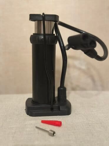 Portativ qara rəngli əl pompası. Bu kompakt pompa velosiped